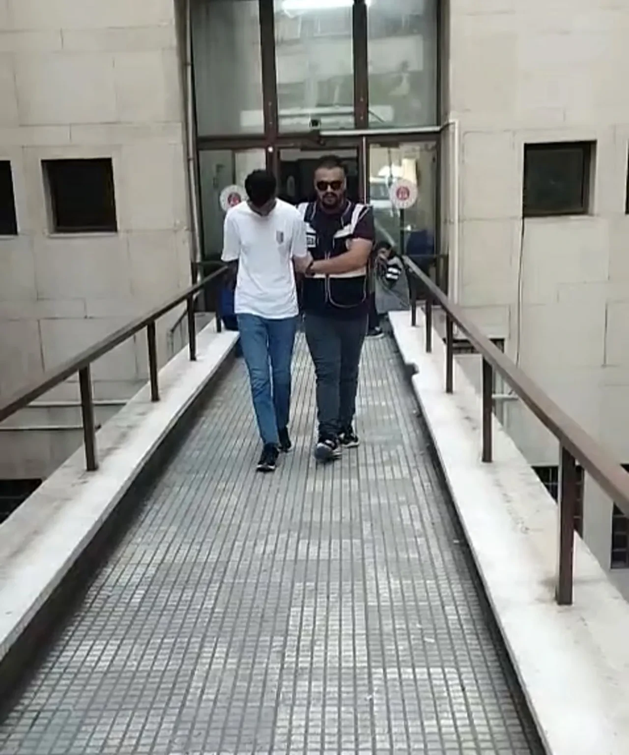 Bursa'da bir ilginç kaçma girişimi: Polisleri gören firari ölü taklidi yaptı