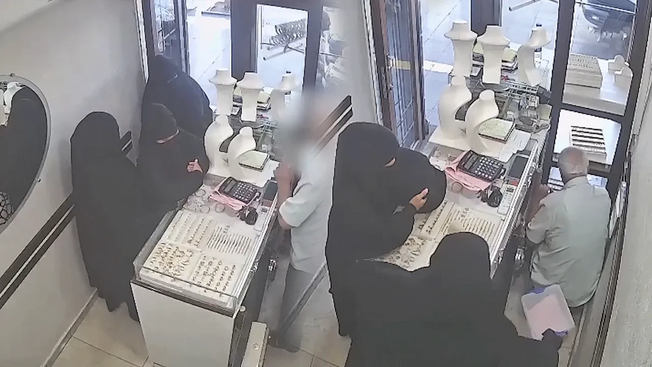Diyarbakır'da kuyumcuya vurgun! Kaşla göz arasında 2,5 kilo altın çaldılar