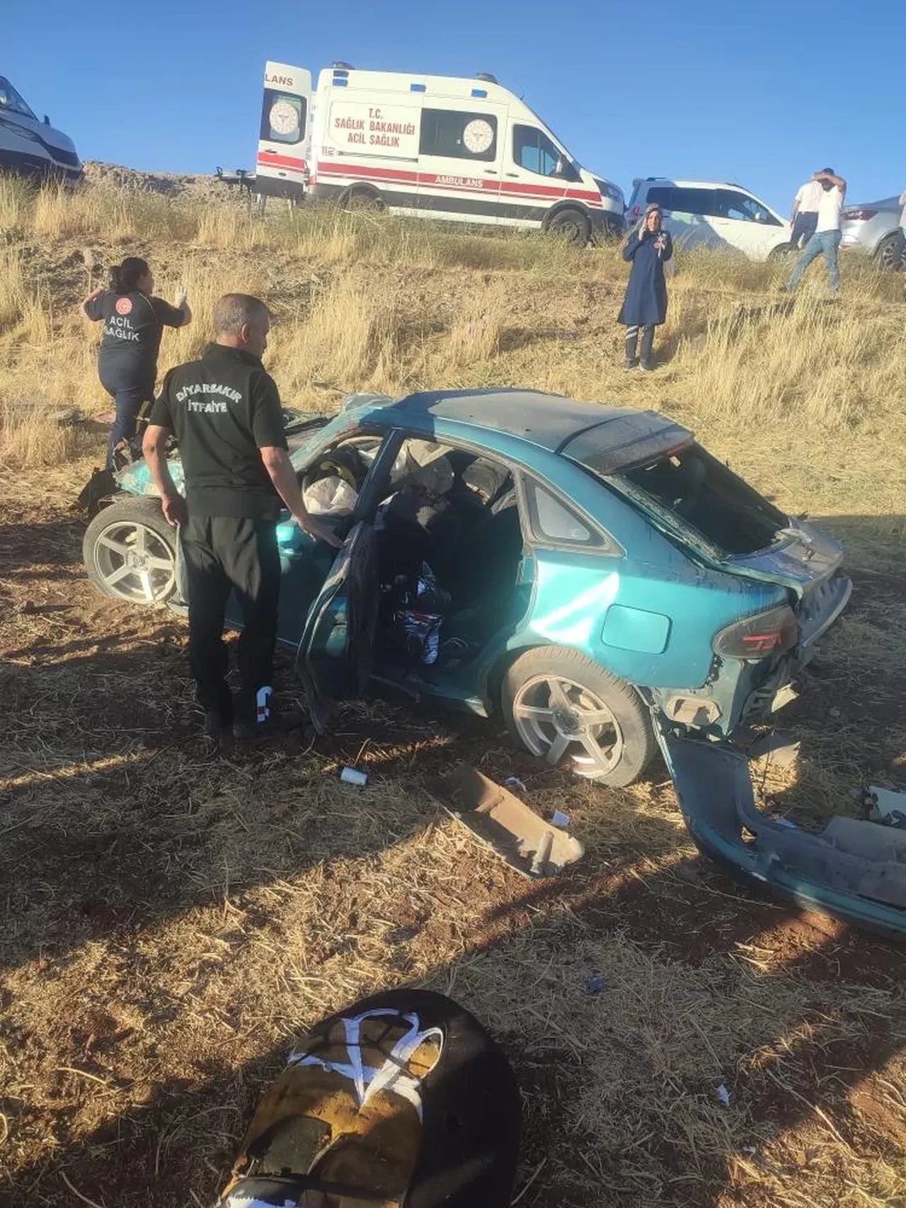 Diyarbakır’da otomobil şarampole devrildi: Ölü ve yaralı var!