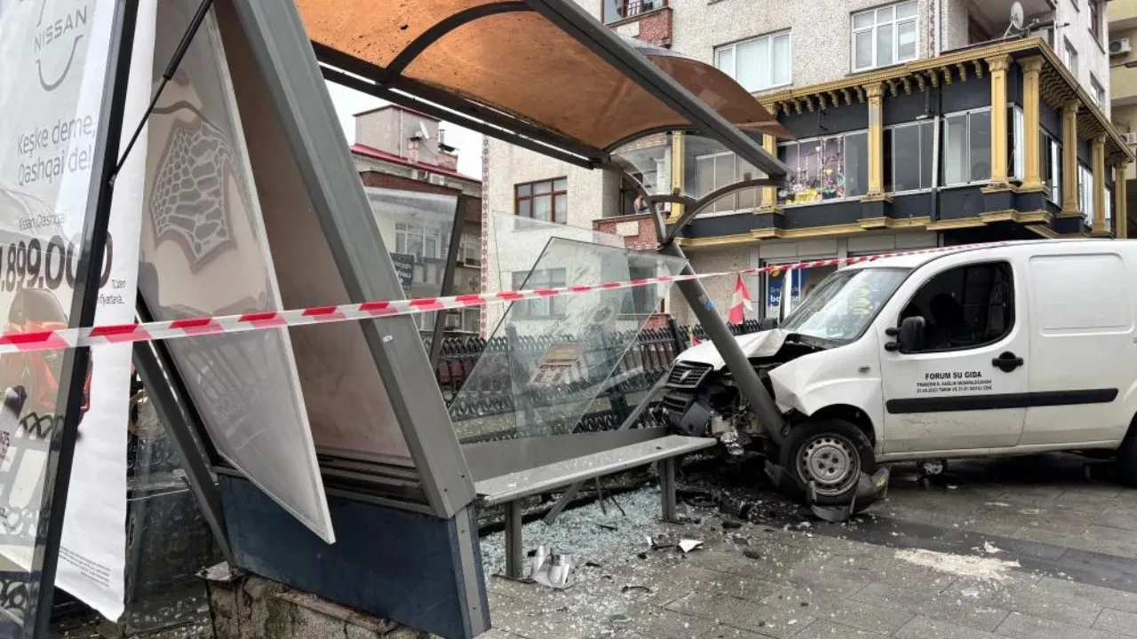 Faciadan dönüldü! Freni çekilmeyen araç durağa daldı