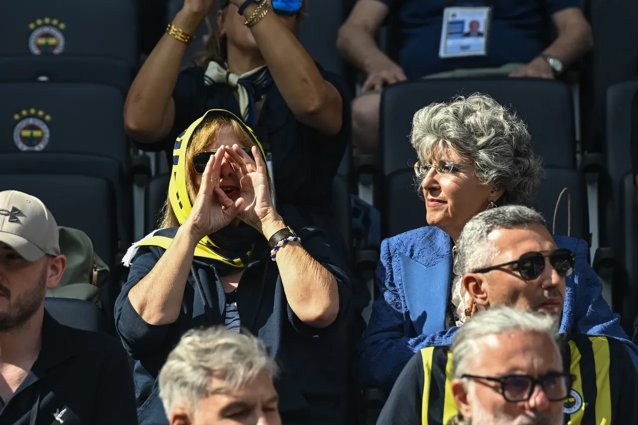 Fenerbahçe'de olağanüstü seçimli genel kurul toplantısında gerginlik! Üyeler birbirine girdi