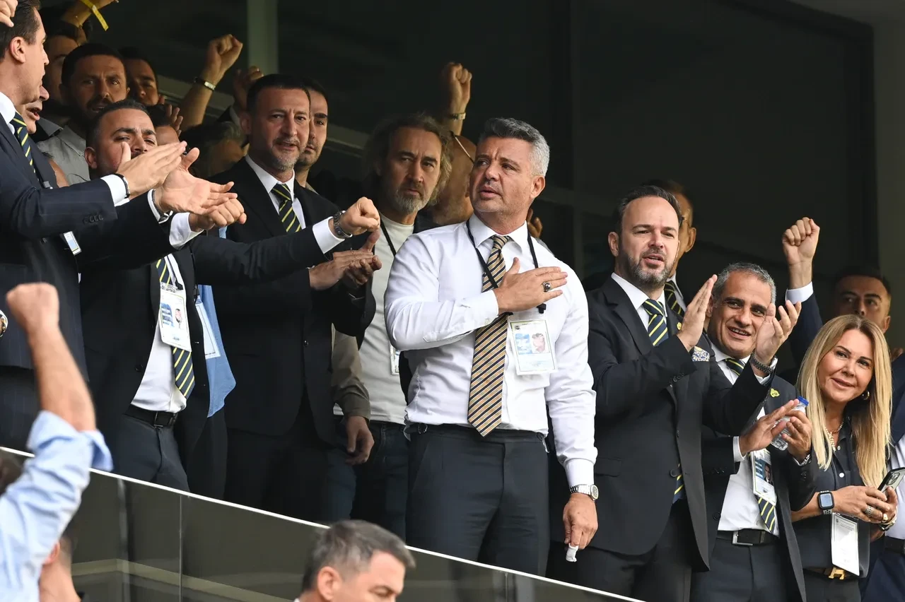 Fenerbahçe'de olağanüstü seçimli genel kurul toplantısında gerginlik! Üyeler birbirine girdi