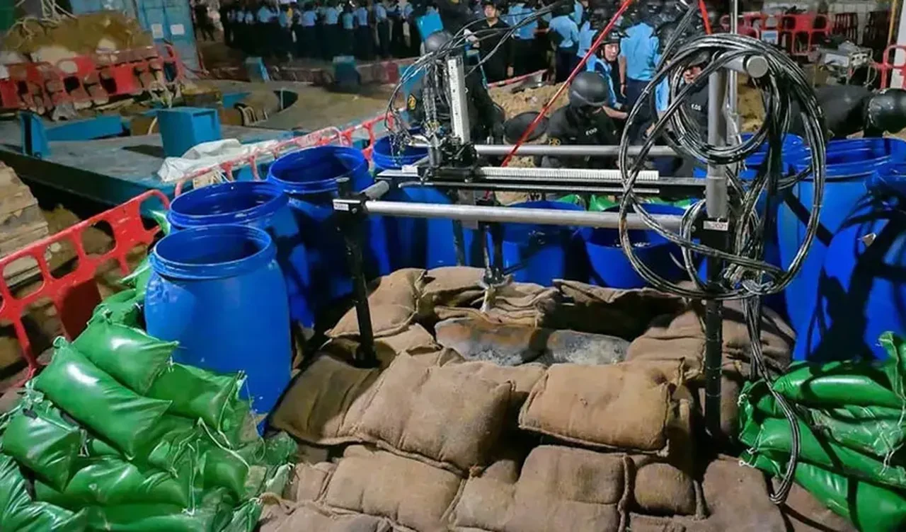 Hong Kong'da bomba paniği! Binlerce kişi tahliye edildi