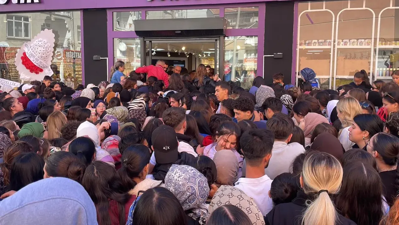 Kozmetik mağazası açılışı meydan muharebesine döndü! Kadınlar polisleri çıldırttı