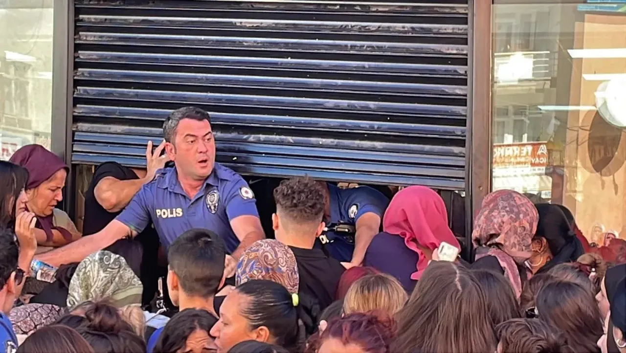Kozmetik mağazası açılışı meydan muharebesine döndü! Kadınlar polisleri çıldırttı