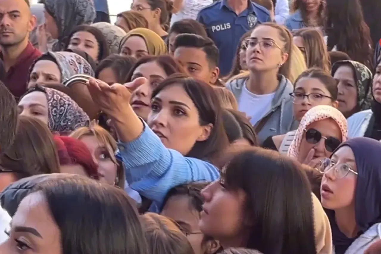 Kozmetik mağazası açılışı meydan muharebesine döndü! Kadınlar polisleri çıldırttı