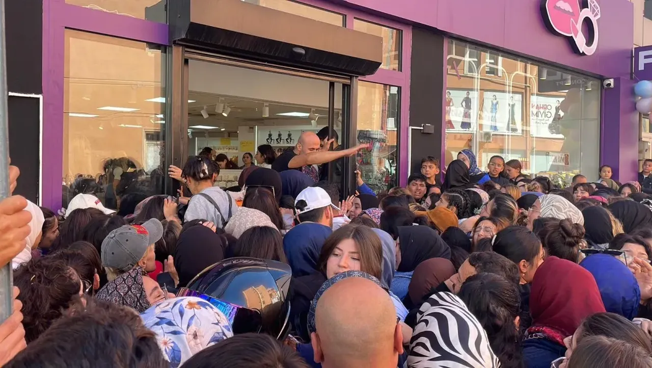 Kozmetik mağazası açılışı meydan muharebesine döndü! Kadınlar polisleri çıldırttı