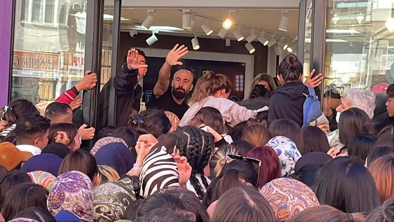 Kozmetik mağazası açılışı meydan muharebesine döndü! Kadınlar polisleri çıldırttı