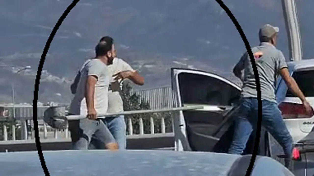 Kürekli kavga kamerada: Mızrak gibi süpürge de fırlattı