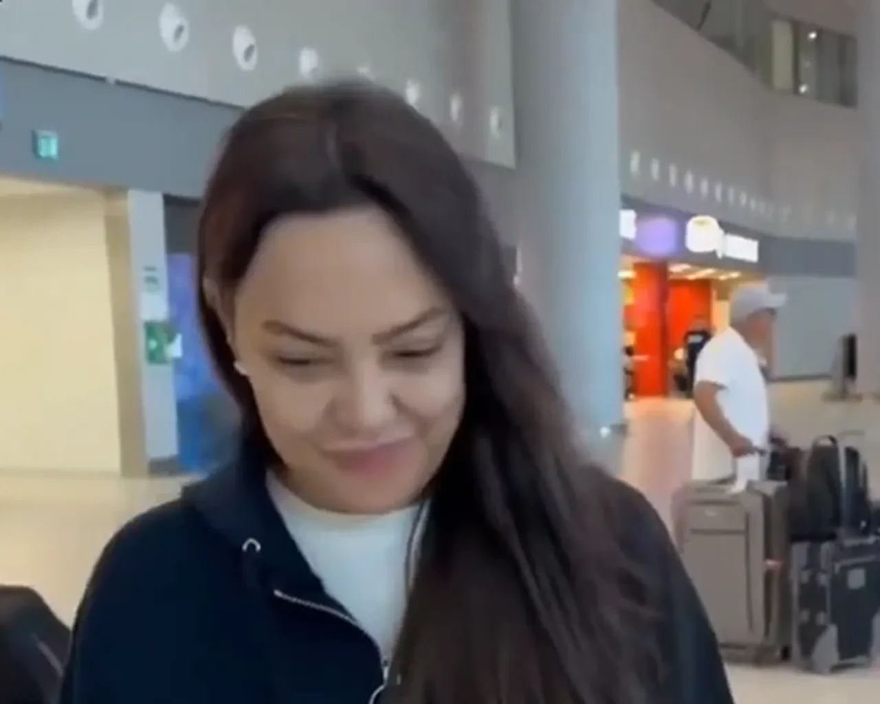 Makyajsız görüntülenen Ebru Gündeş mimikleriyle konuştu