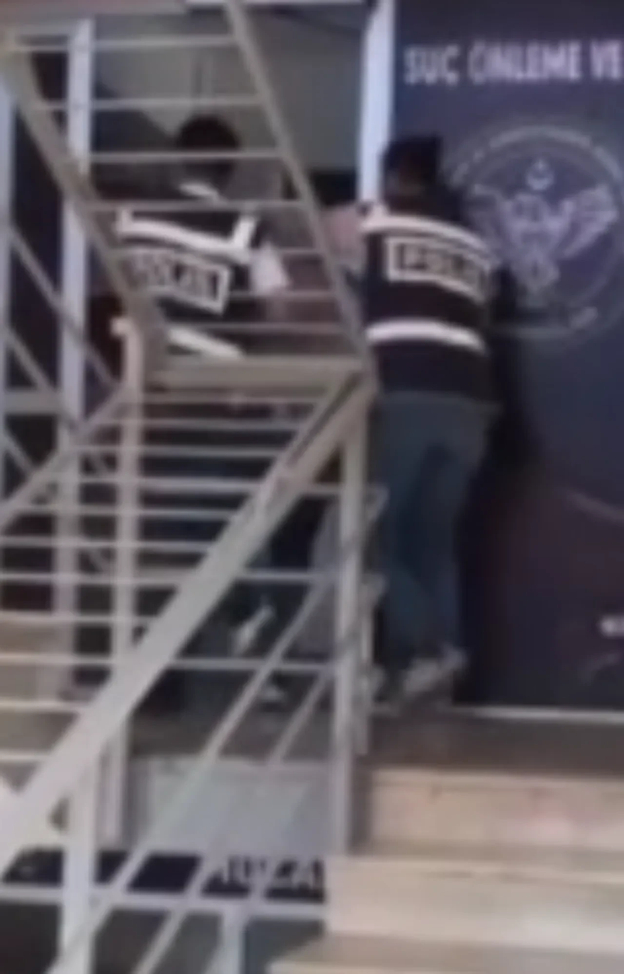 Okulu mesken bellemiş! İzmir'de zehir tacirini polis enseledi