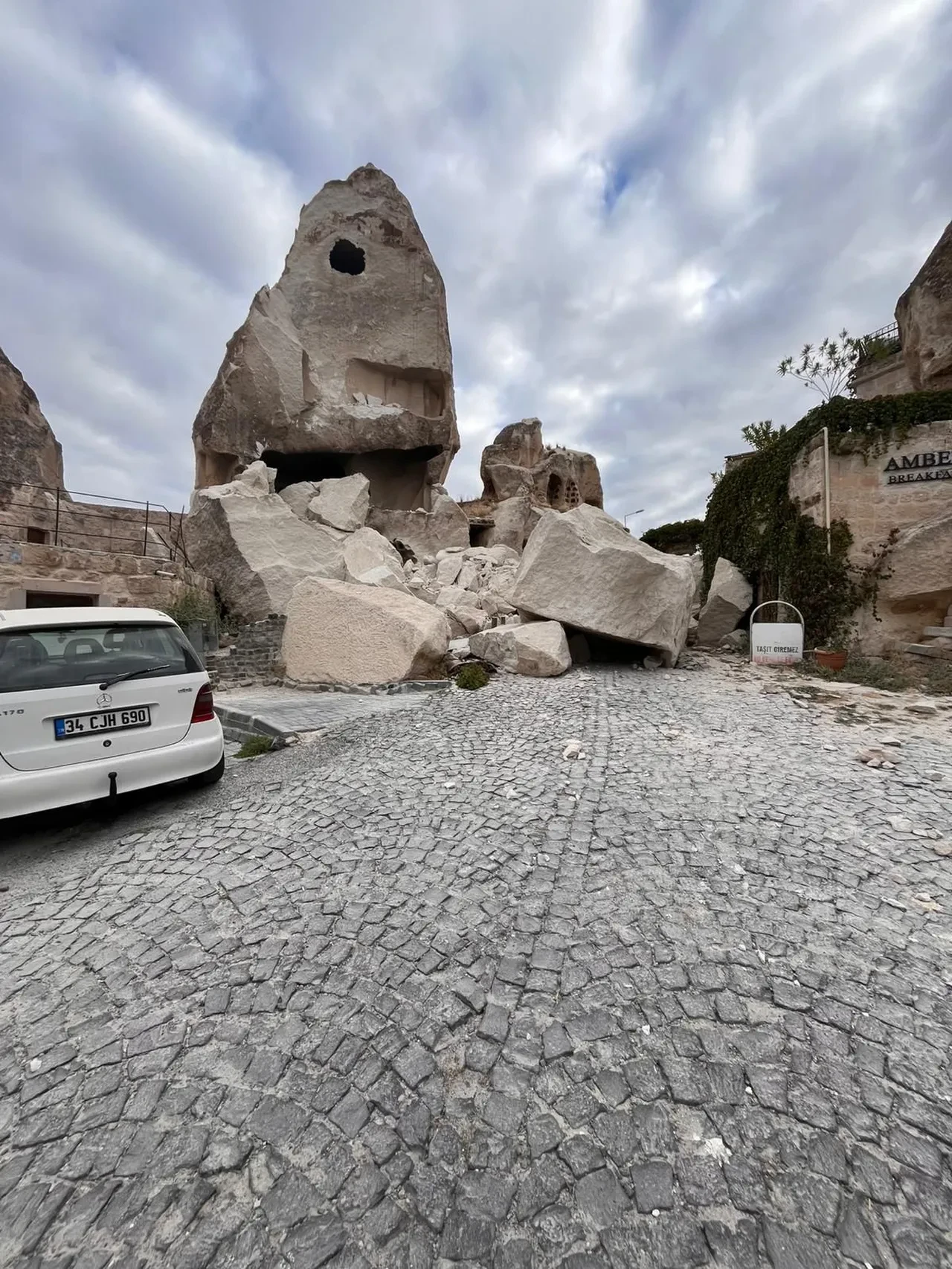 Peribacasında korku dolu anlar! Bir anda yerle bir oldu