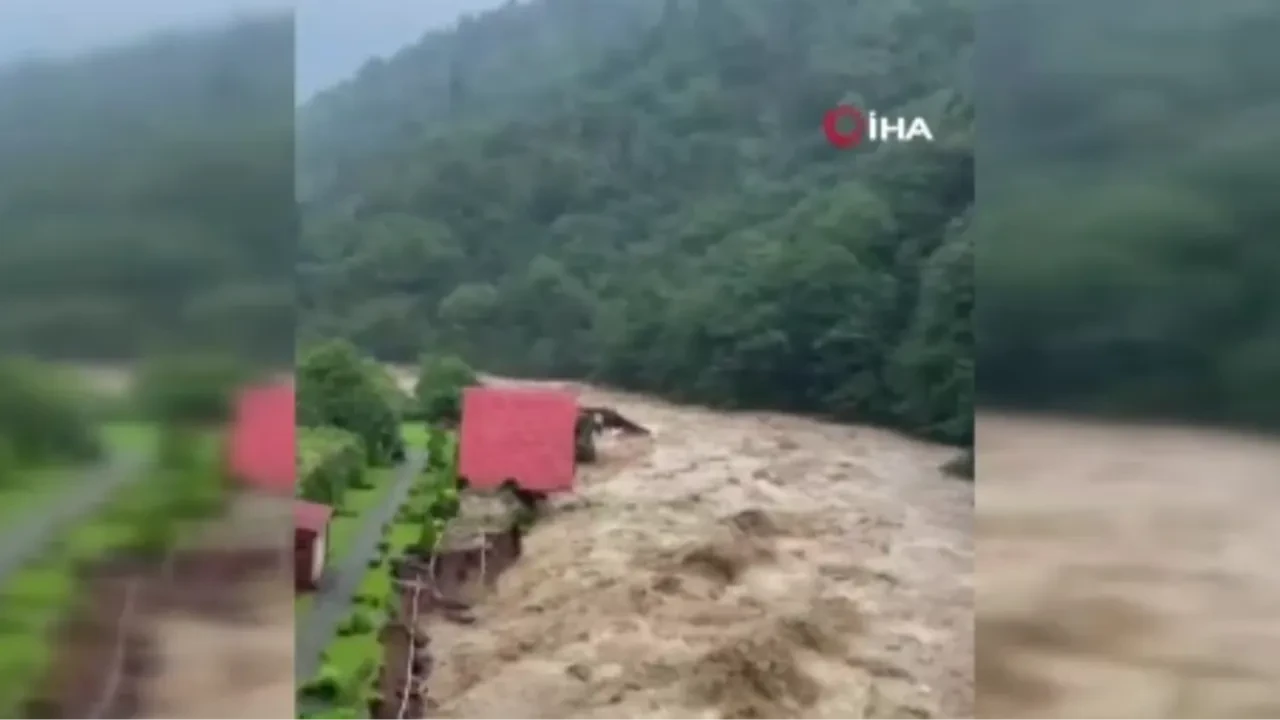 Rize'de dehşet anları kamerada! Selde bungalov ev böyle sürüklendi
