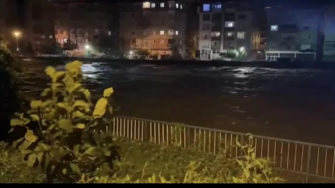 Rize’de sağanak hayatı felç etti