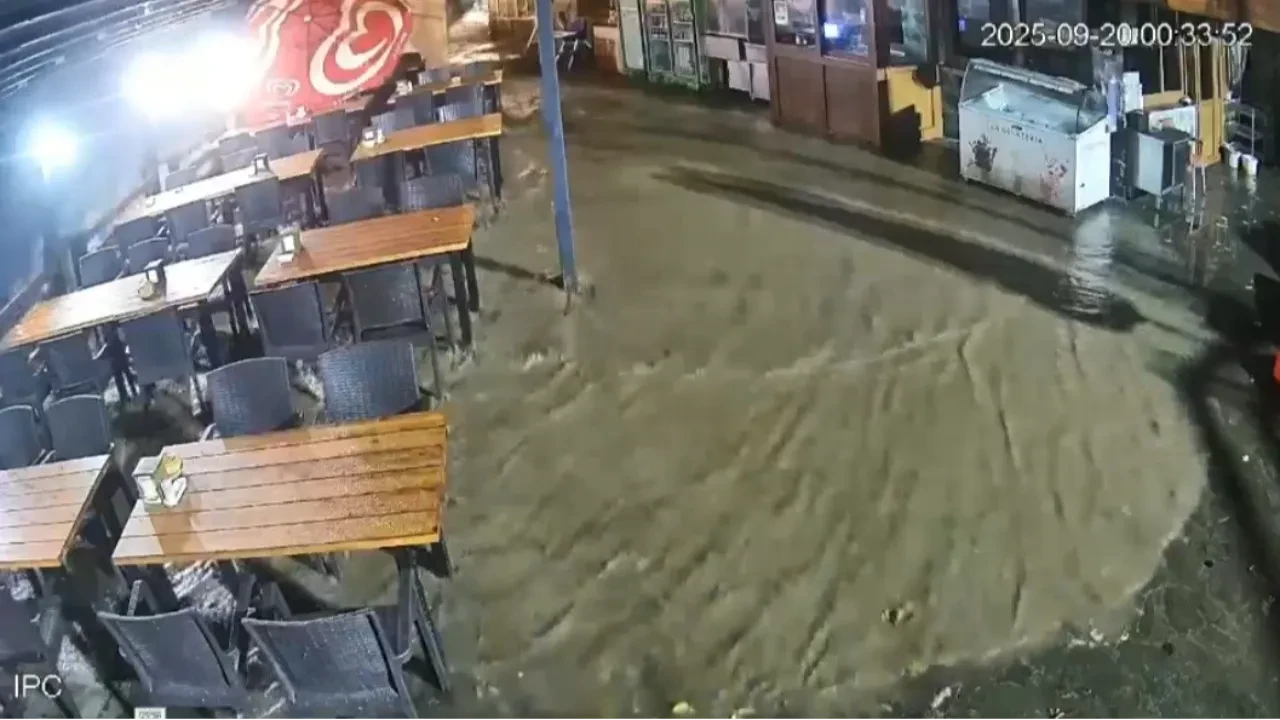 Rize'de sular dakikalar içinde yükseldi! Selin geliş anı kamerada