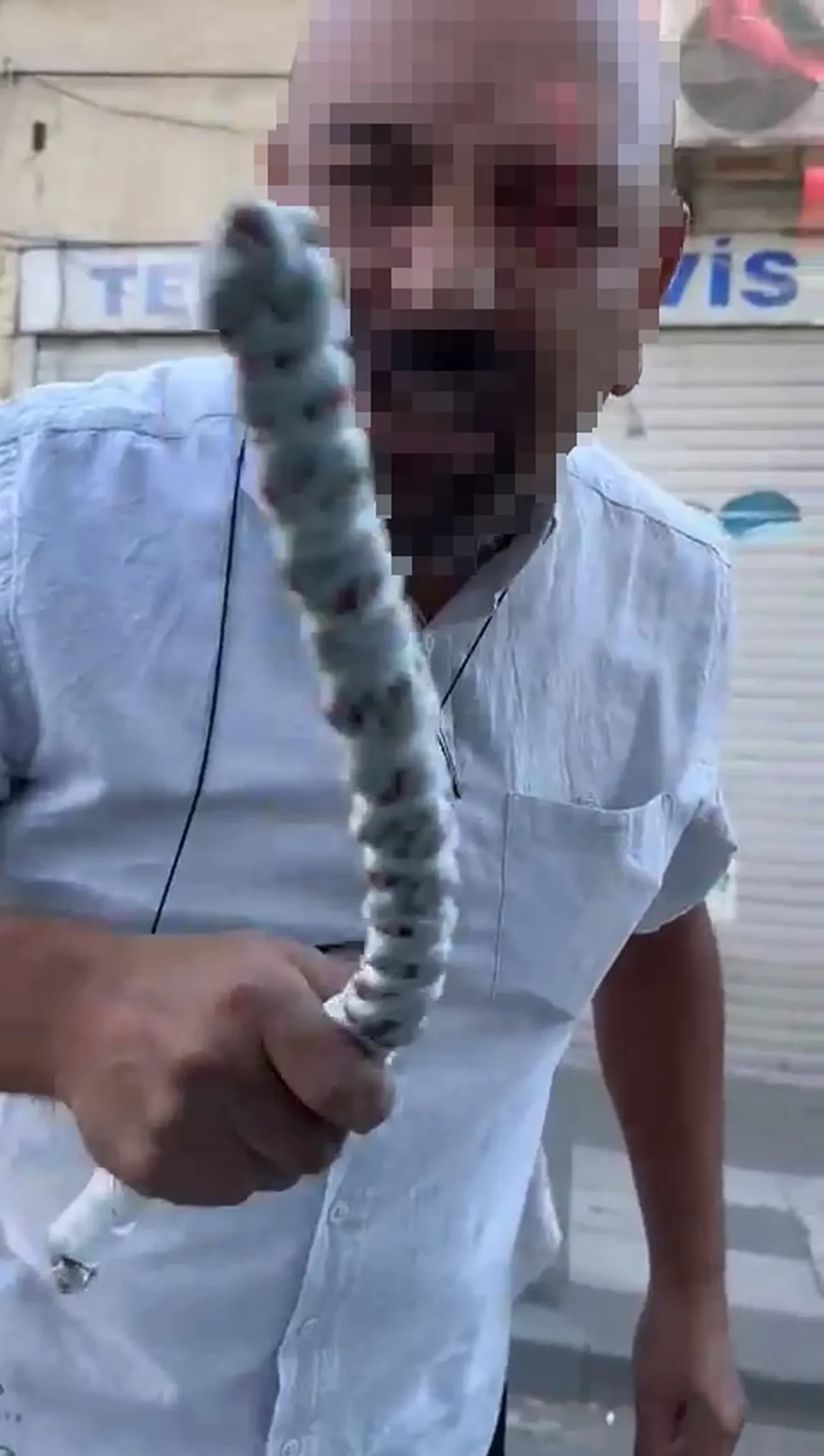 Yol verme kavgası! Kornaya dayanamayıp plastik sopayla saldırdı!