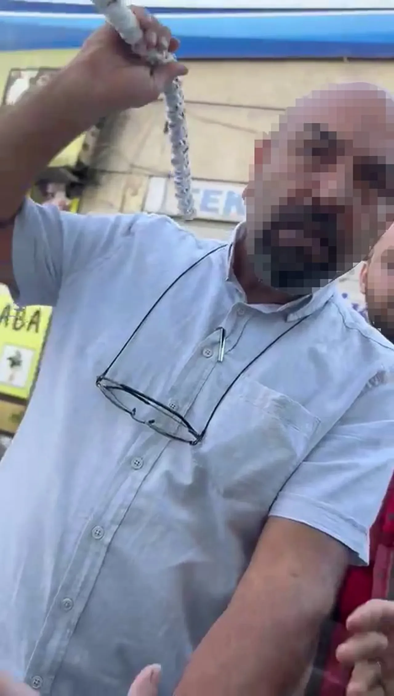 Yol verme kavgası! Kornaya dayanamayıp plastik sopayla saldırdı!