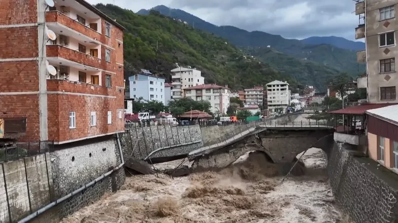 Sel suları Borçka’daki asırlık tarihi köprüyü yıktı