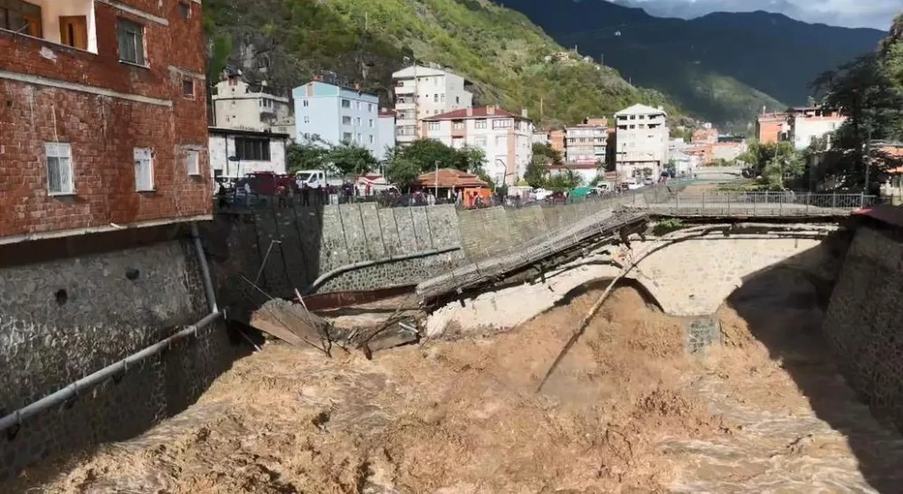 Sel suları Borçka’daki asırlık tarihi köprüyü yıktı