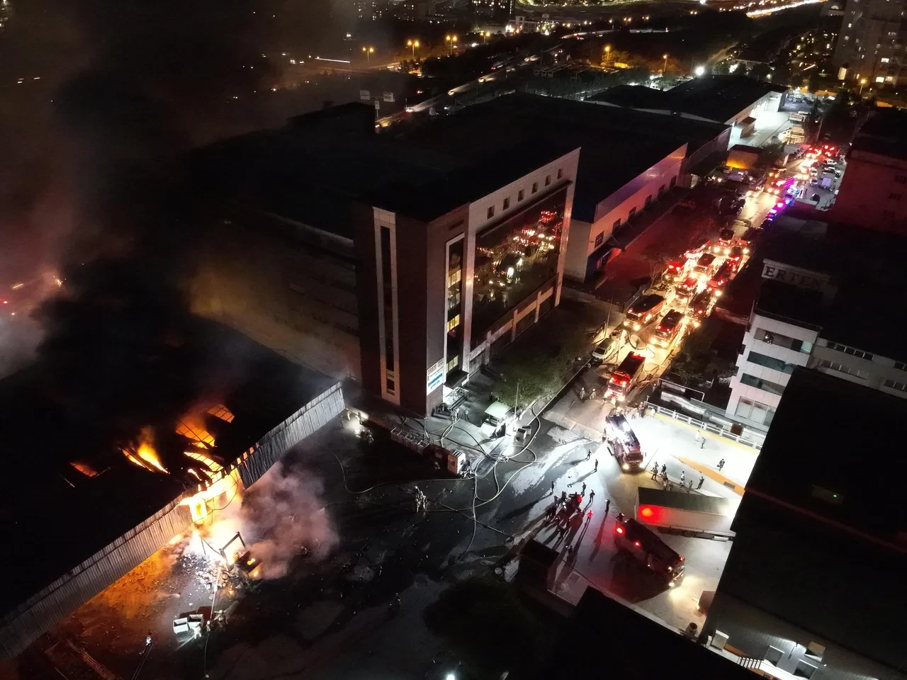 Son dakika: Başakşehir'de yangın çıktı: İkitelli MASKO çevresinde alevler yükseliyor