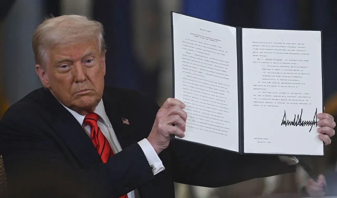 Trump imzayı attı! Çalışma vizesi ve Altın Kart'a yeni düzenleme