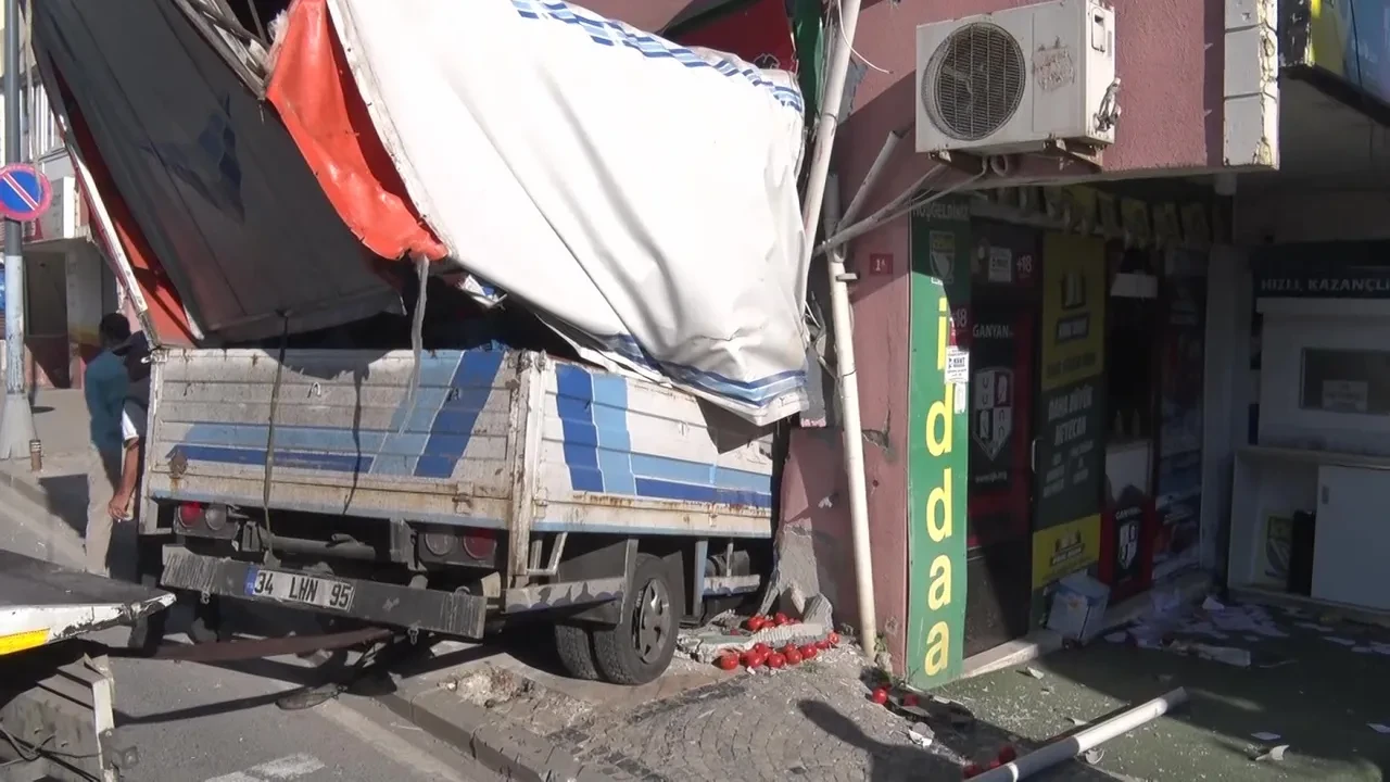 Üsküdar’da freni patlayan kamyonet bayiye girdi