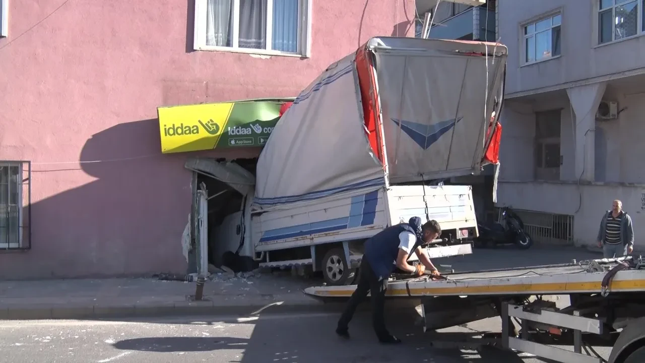 Üsküdar’da freni patlayan kamyonet bayiye girdi