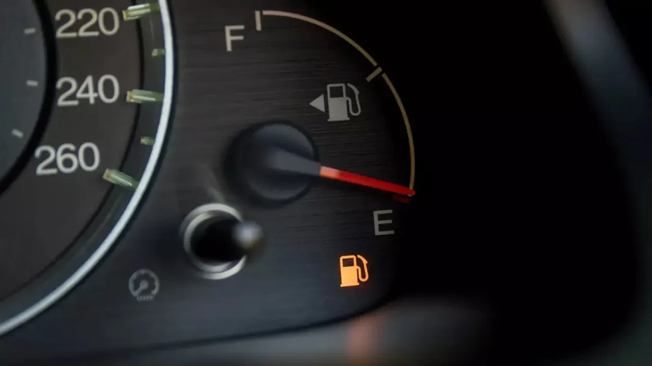 Yakıt ışığı yanana kadar bekleyenler dikkat! Tasarruf yaptığınızı sanıyorsunuz ama…