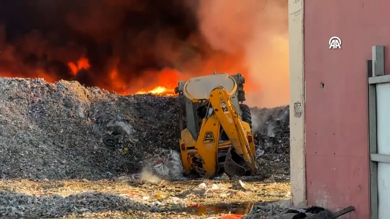 Adana'da geri dönüşüm fabrikasında korkutan yangın