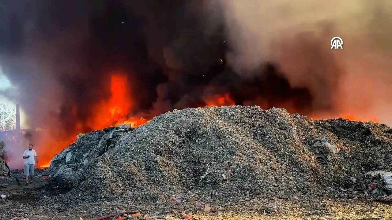 Adana'da geri dönüşüm fabrikasında korkutan yangın