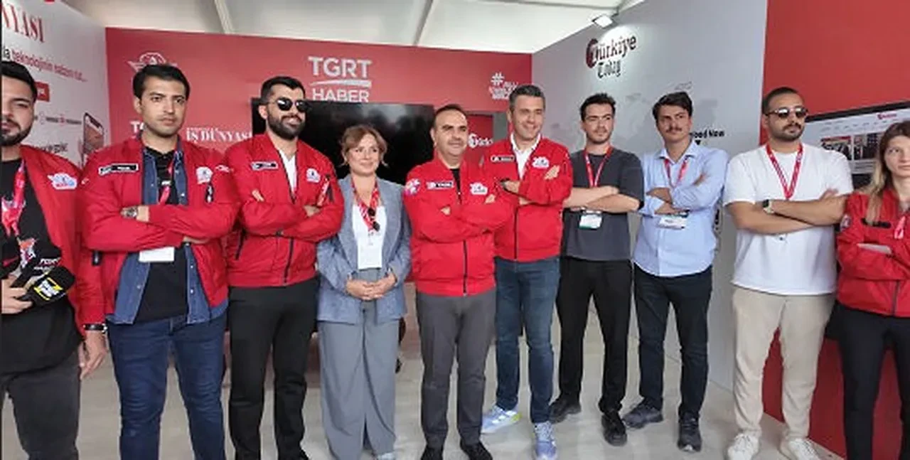 Bakan Kacır TGRT Haber standını ziyaret etti! 'Teknoloji yolculuğu heyecanını paylaşıyoruz'