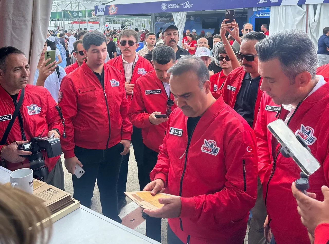 Bakan Kacır TGRT Haber standını ziyaret etti! 'Teknoloji yolculuğu heyecanını paylaşıyoruz'