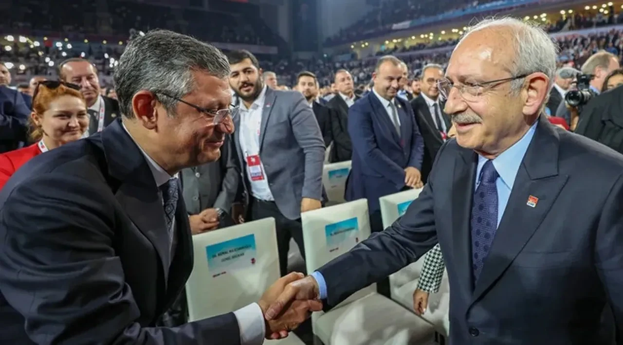 CHP'de Olağanüstü Kurultay! Özgür Özel yeniden Genel Başkan seçildi