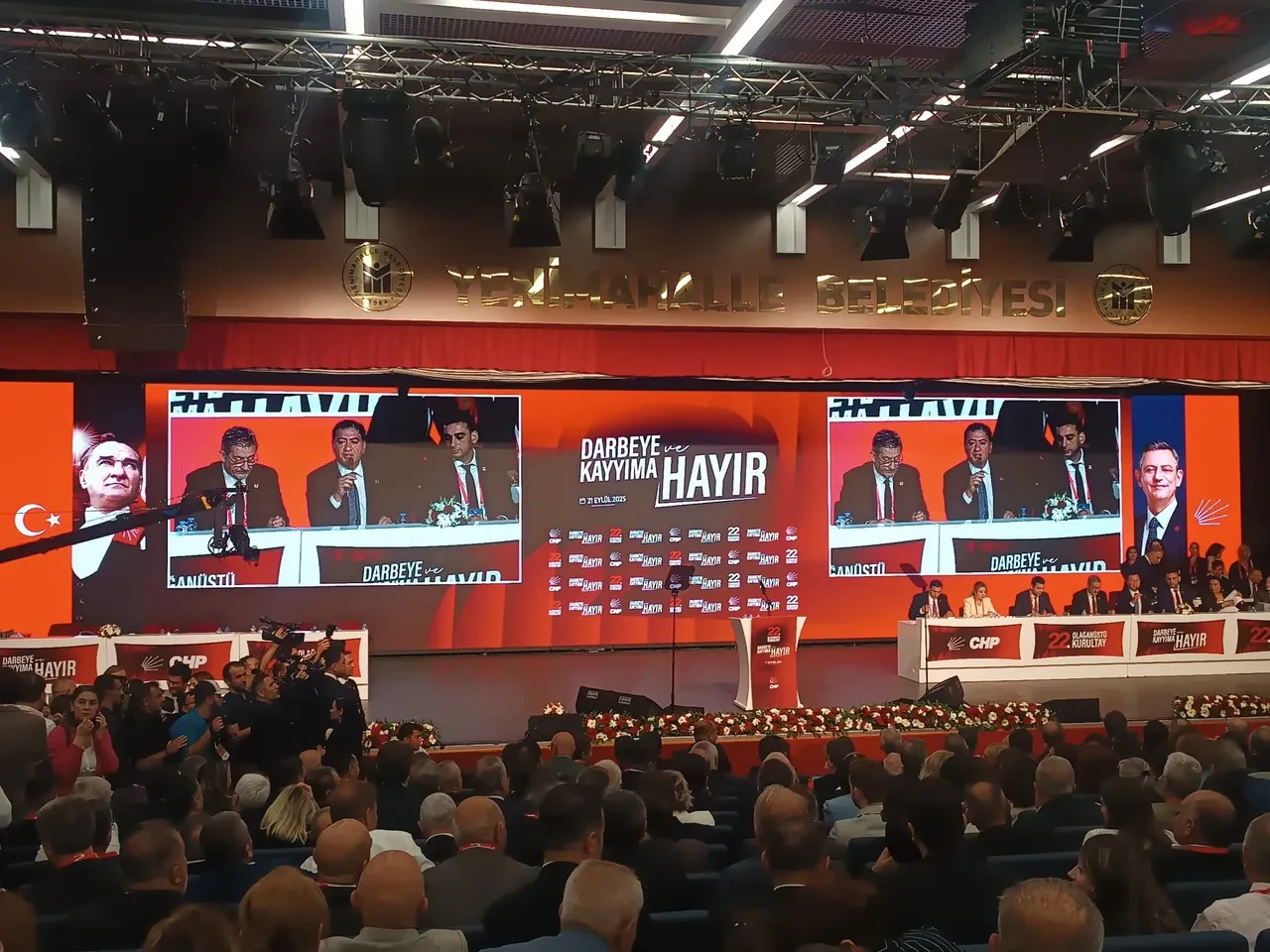 CHP'de Olağanüstü Kurultay! Özgür Özel yeniden Genel Başkan seçildi