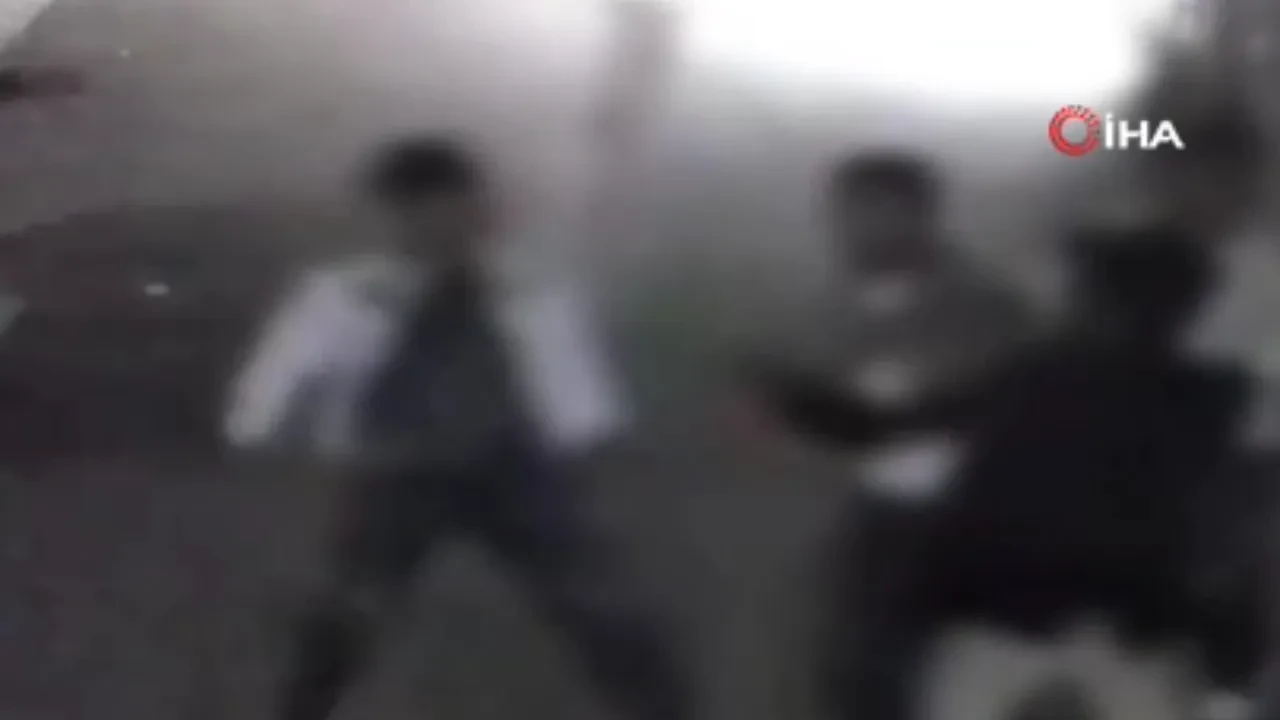 Döve döve bayılttılar! Kavgayı ayırmak isteyen kızlar da darbedildi
