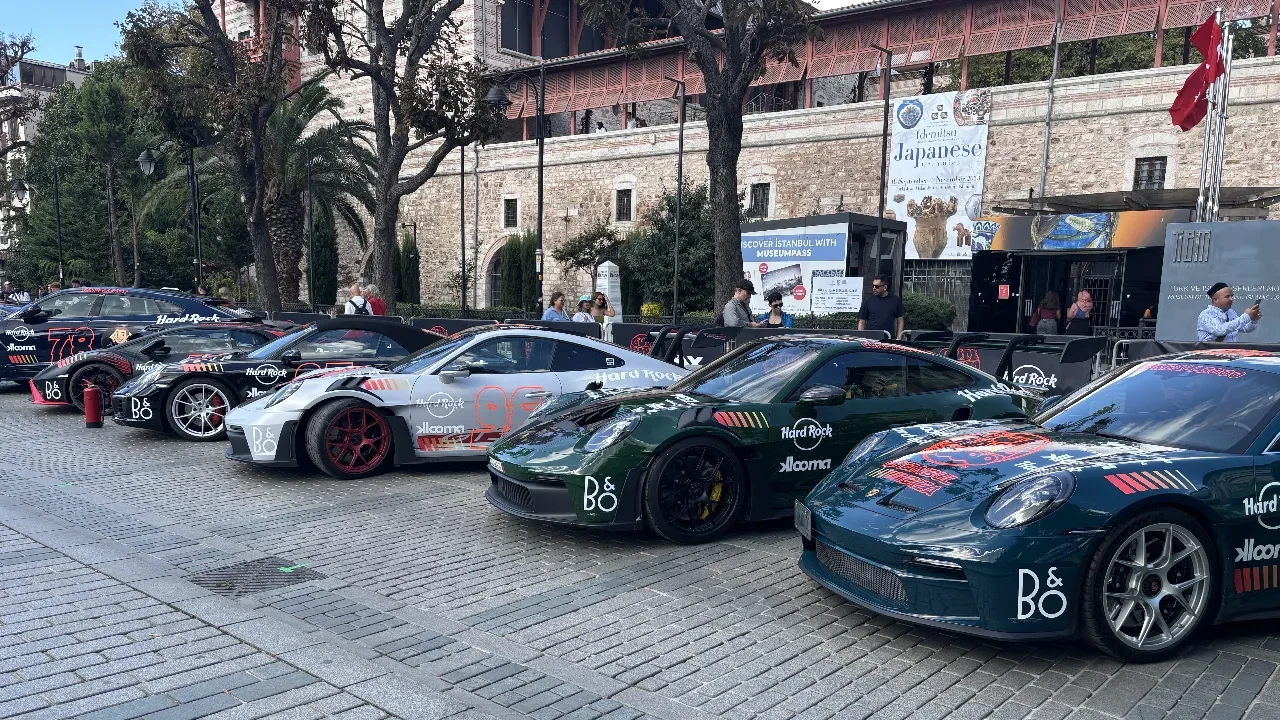 Dünyaca ünlü 'Gumball 3000 Rallisi' Türkiye'de! Sultanahmet Meydanı'nı milyonluk araçlar süsledi
