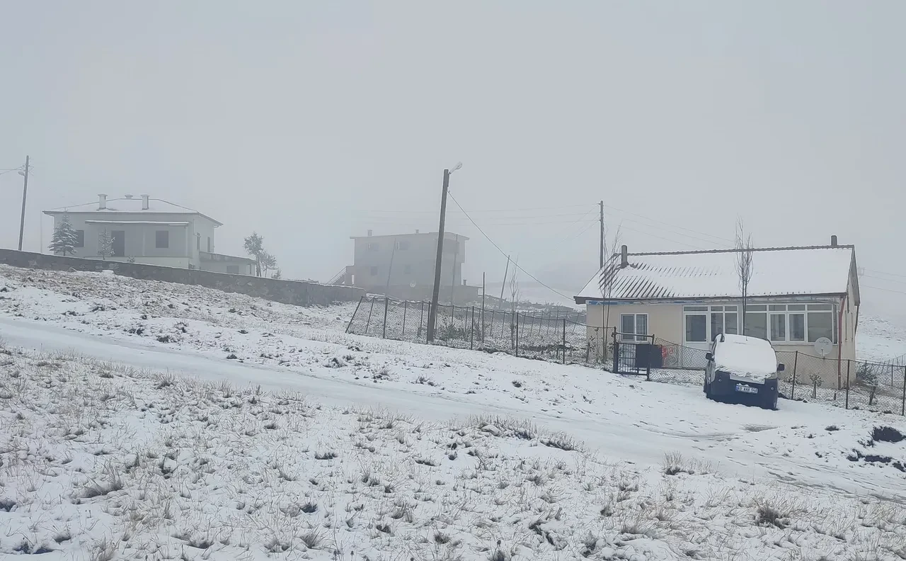 Eylül ayında kar sürprizi! Her yer beyaza büründü