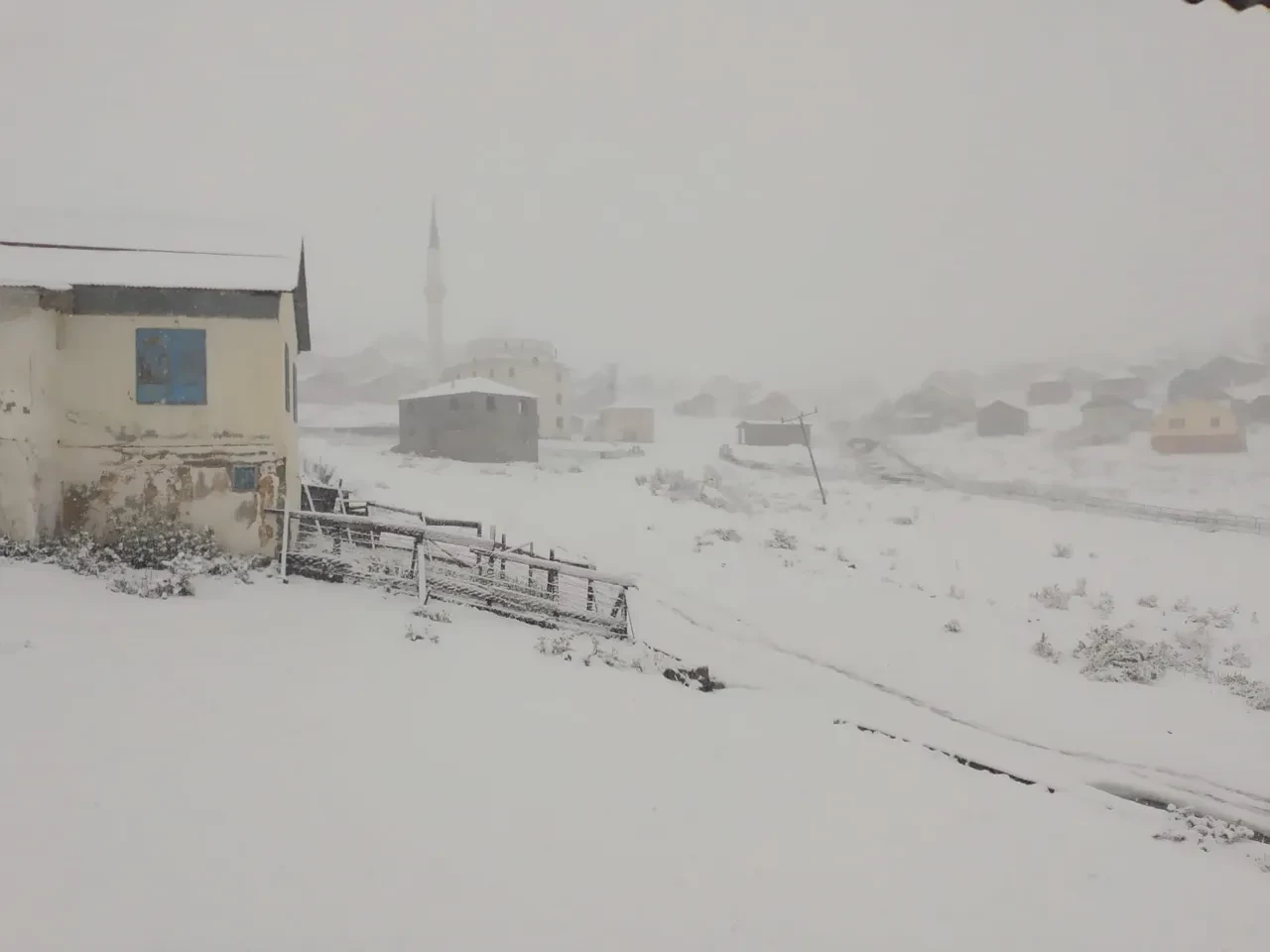 Eylül ayında kar sürprizi! Her yer beyaza büründü