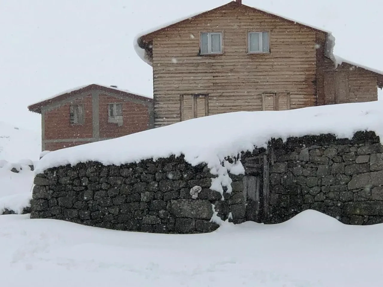 Kar kalınlığı yarım metreye ulaştı: Hazırlıksız yakalandılar!