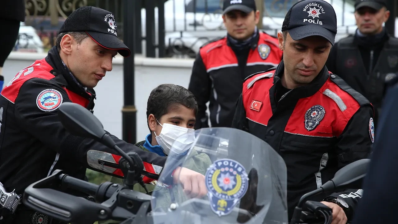 Lösemiyi yendi, polisler hayalini gerçekleştirdi