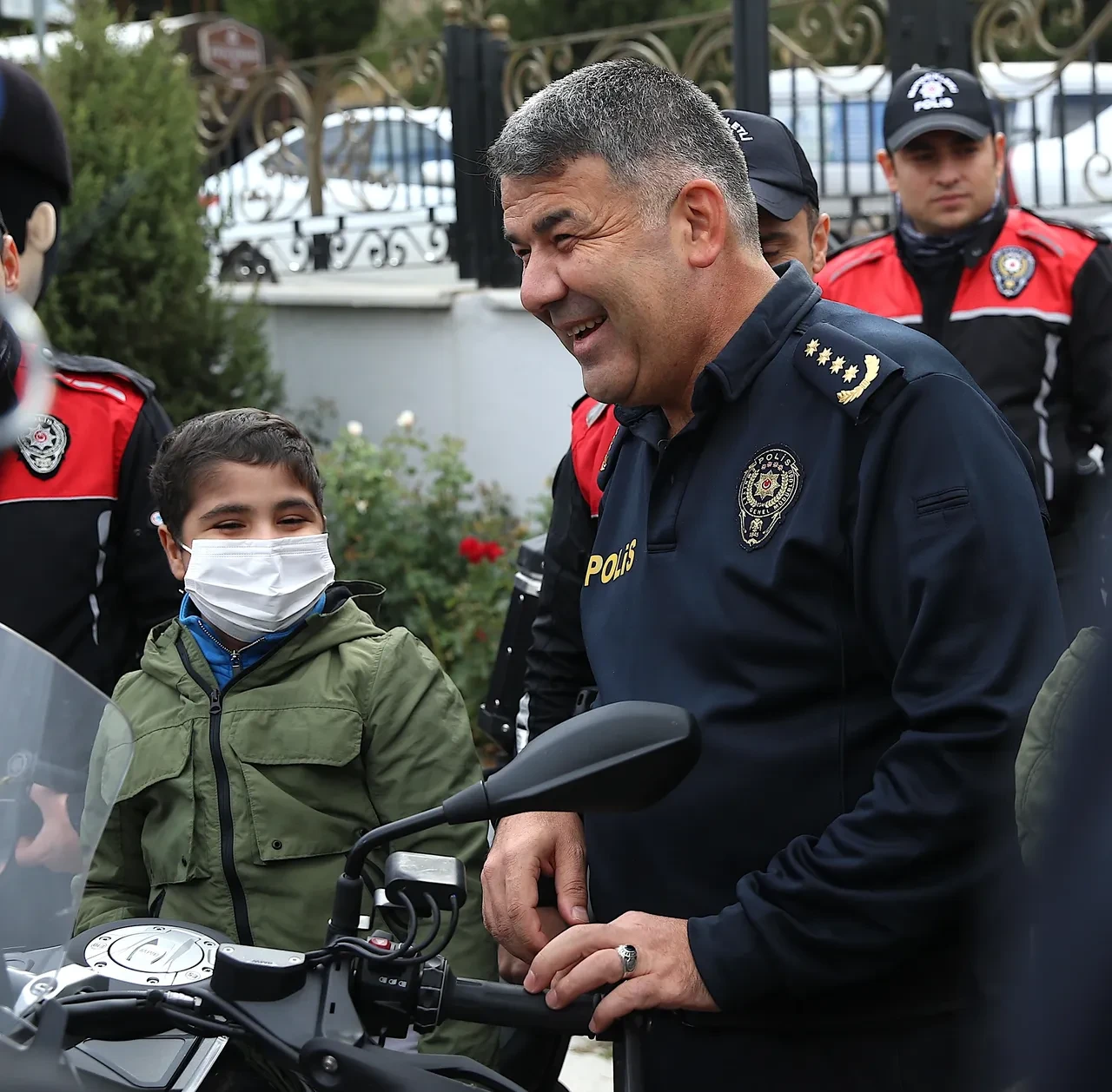 Lösemiyi yendi, polisler hayalini gerçekleştirdi