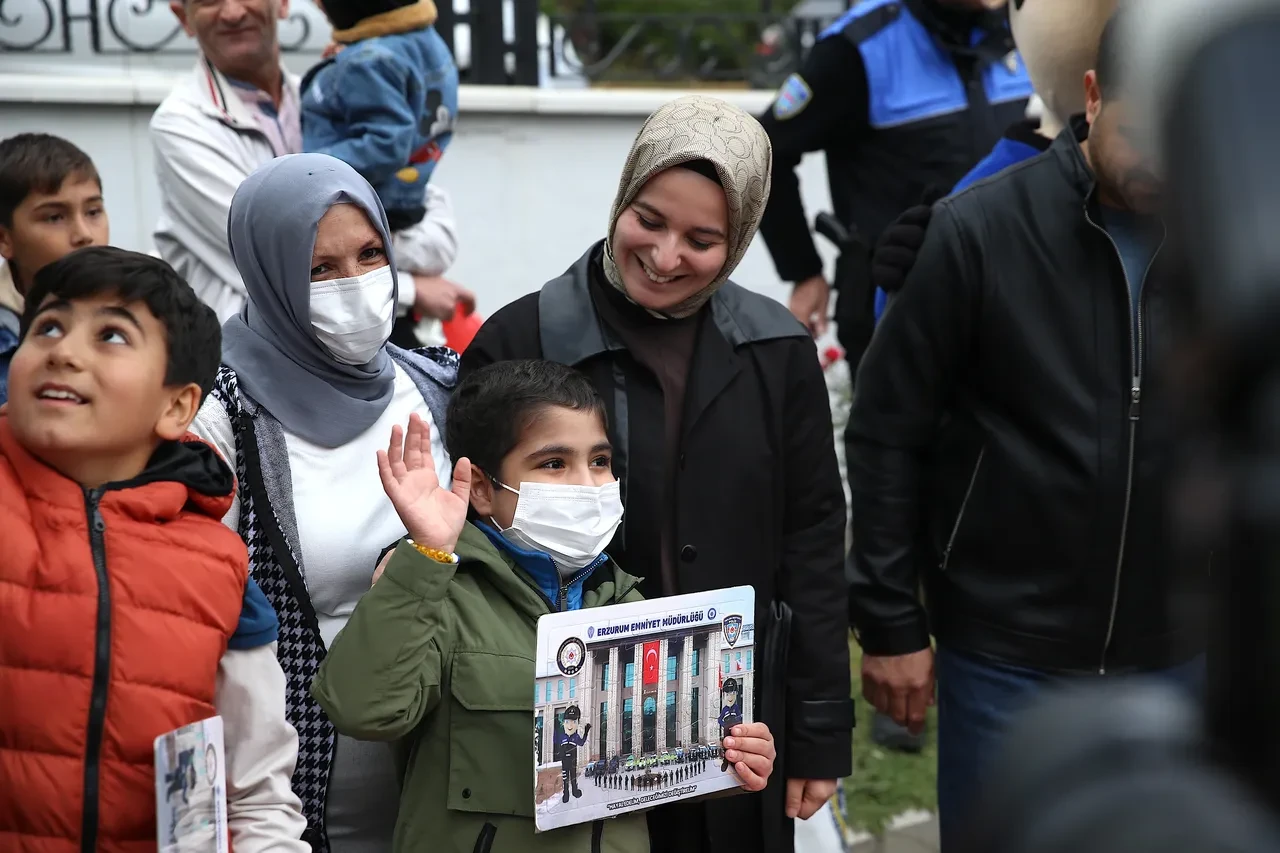 Lösemiyi yendi, polisler hayalini gerçekleştirdi