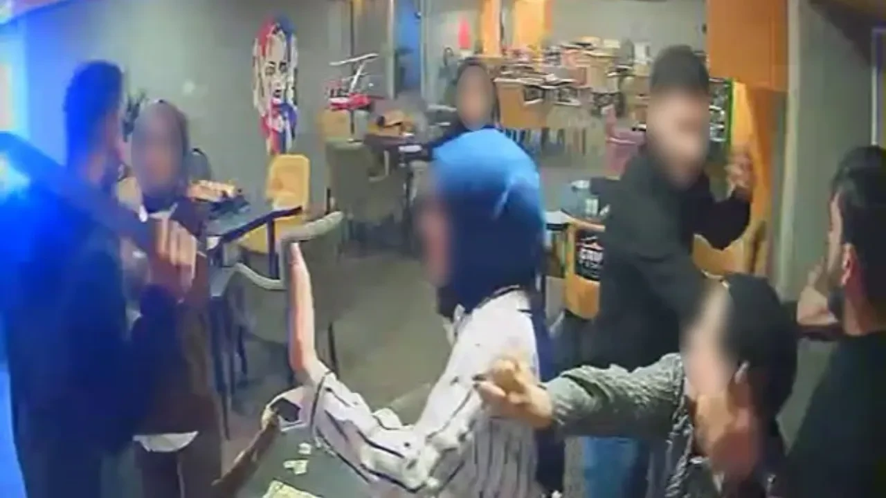 Oyun salonunda dehşet! Sallama bıçağı ile gençlere korku dolu anlar yaşattı 