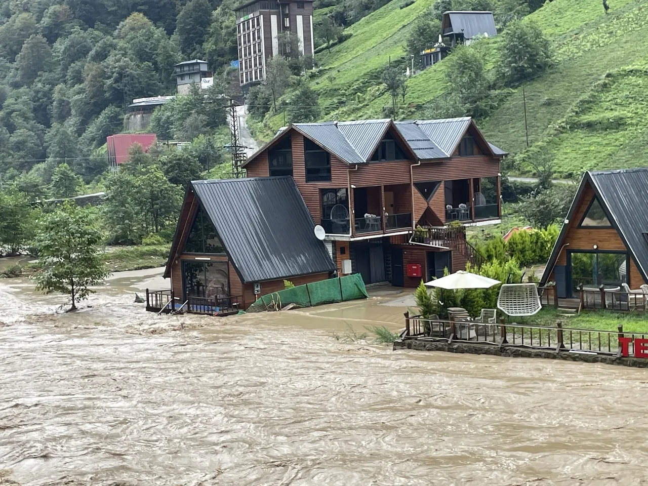 Sel ve heyelana dikkat! 4 il için peş peşe uyarı: Kuvvetli yağış sürecek