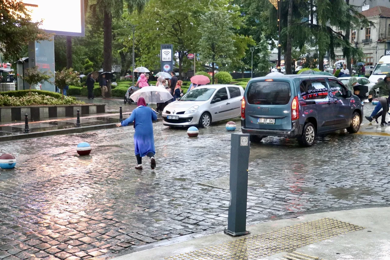 Sel ve heyelana dikkat! 4 il için peş peşe uyarı: Kuvvetli yağış sürecek