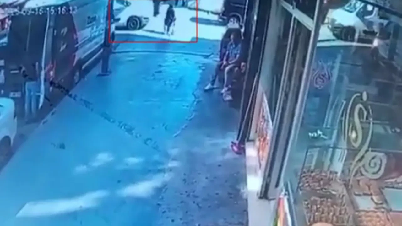 Servis aracı anne ve çocuğunun üzerinden geçti! Korkunç anlar kamerada 