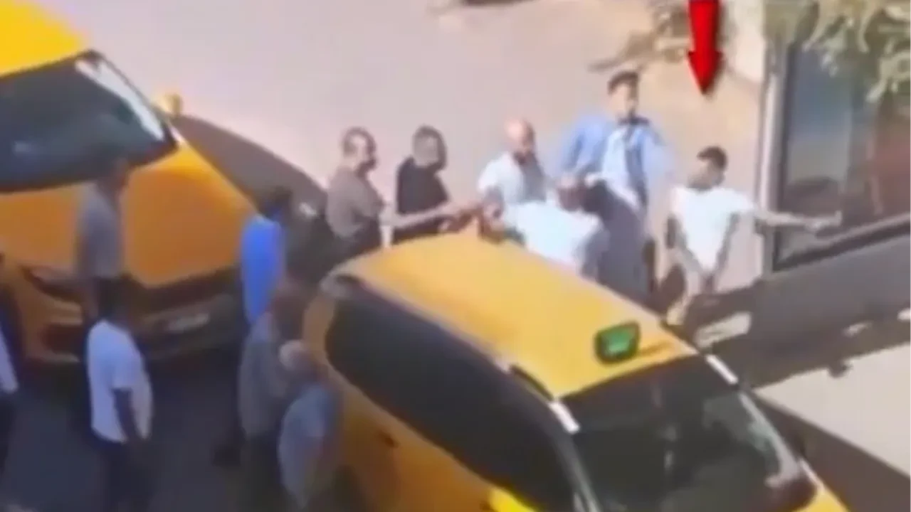 Taksicilerin müşteri kavgası kamerada! Birbirlerine tekme tokat saldırdılar 