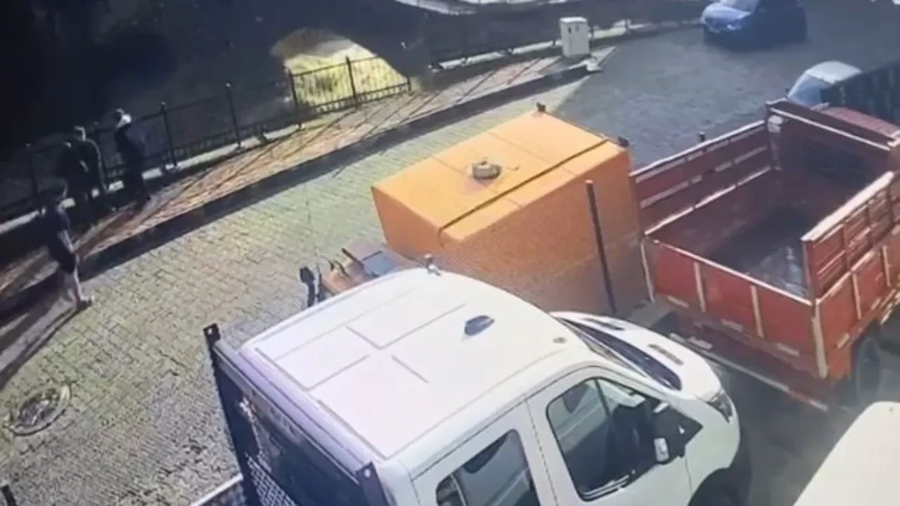 Tarihi köprü sel sularına dayanamadı: Yıkım anı saniye saniye kaydedildi!