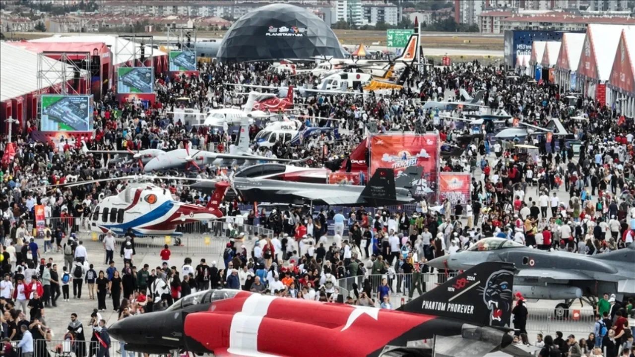 TEKNOFEST İstanbul'da havada yakıt ikmali ilgiyle takip edildi