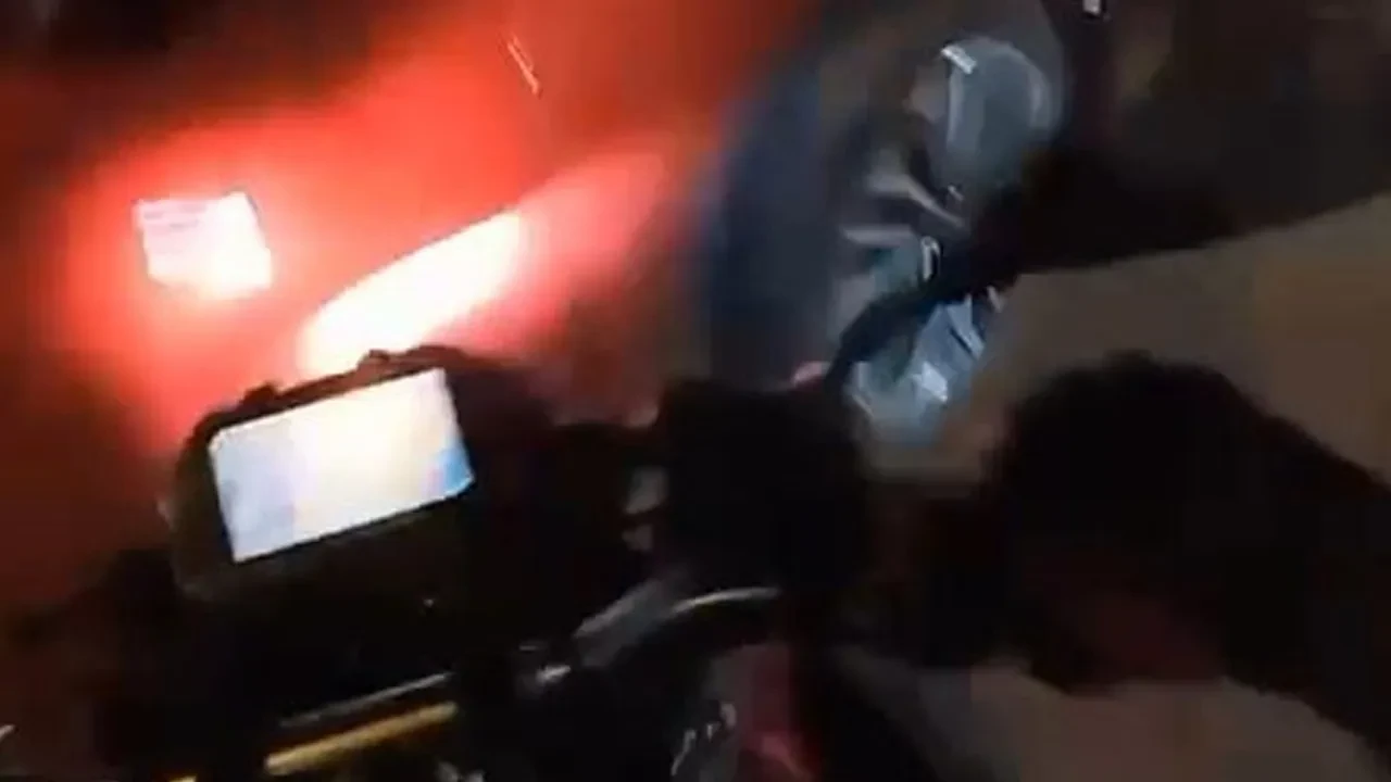 Yola aniden fırlayan cipe çarptı! Motosiklet sürücüsünün yere kapaklandığı anlar kamerada 